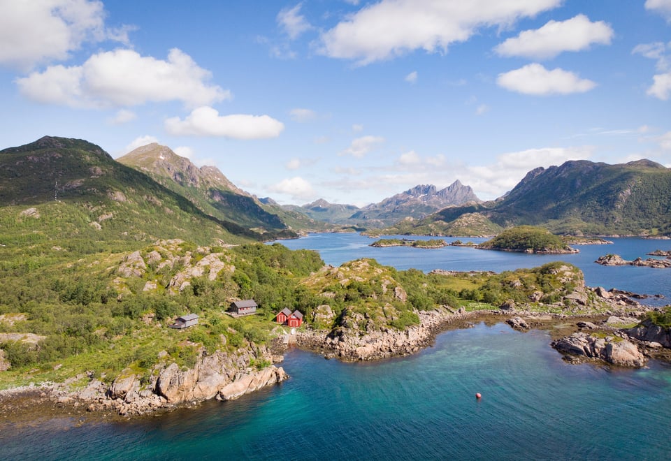 Kysthytte i vakkert landskap i Nord-Norge