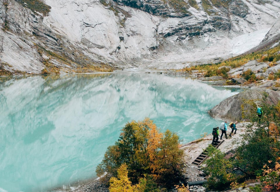 Fire turgåere på vei inn til Nigardsbreen i Jostedalen, en brearm av Jostedalsbreen. Finalist i fotokonkurransen høsten 2018.
