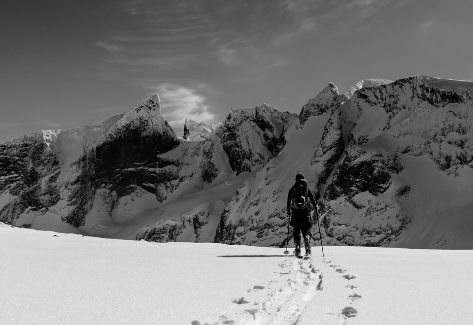Nydelig dag i Hurrungane, Jotunheimen.
Etter en lang kjøretur på 6-7 timer var vi endelig fremme ved Turtagrø, men det var såpass fint når vi kom opp at det første vi gjorde var å spenne på oss skiene.
Vi tok turen oppover mot Dyrhaugstind og tok en liten pause utenfor ruten, for å få utsikt til Store Ringstind.
Personen i bildet er min kamerat Ørjan Furdal. Finalist i DNTs fotokonkurranse 2022. 