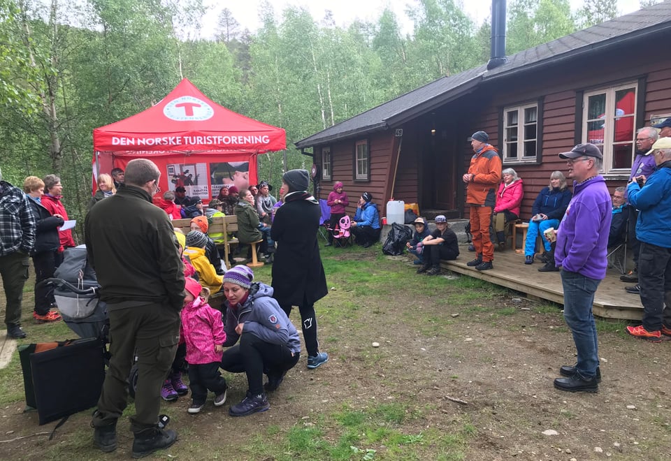 Tunet på Beiarstua under markering av 50-årsjubileum for hytta 23. juni 2018. Leder av Statskog Jan N. Nilsen holder tale. Agnete Tjærandsen i bakgrunnen.