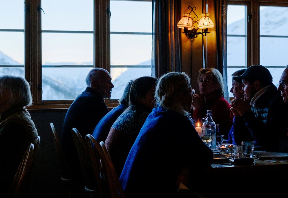 Personer rundt et bord som spiser middag