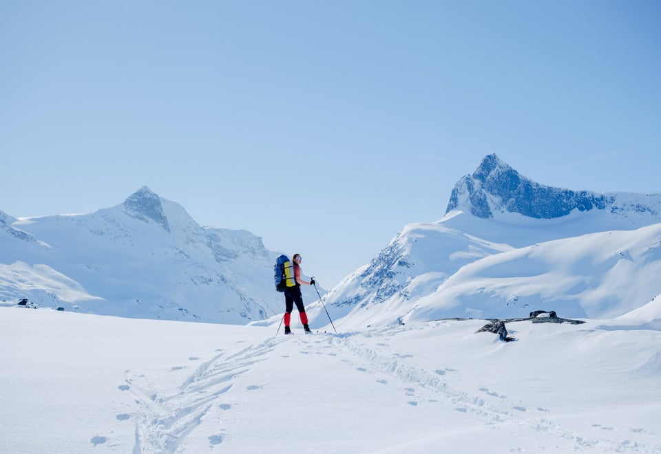 Skigåer i vakkert vinterlandskap.
