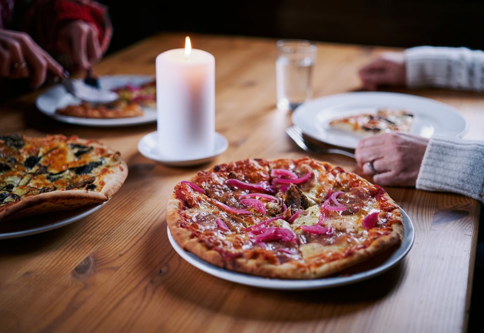 Deilig pizzatallerken på et bord