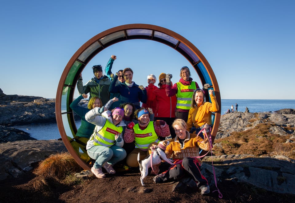 En gruppe mennesker står i midten av et monument, en stor sirkel kalt "Livets portal.