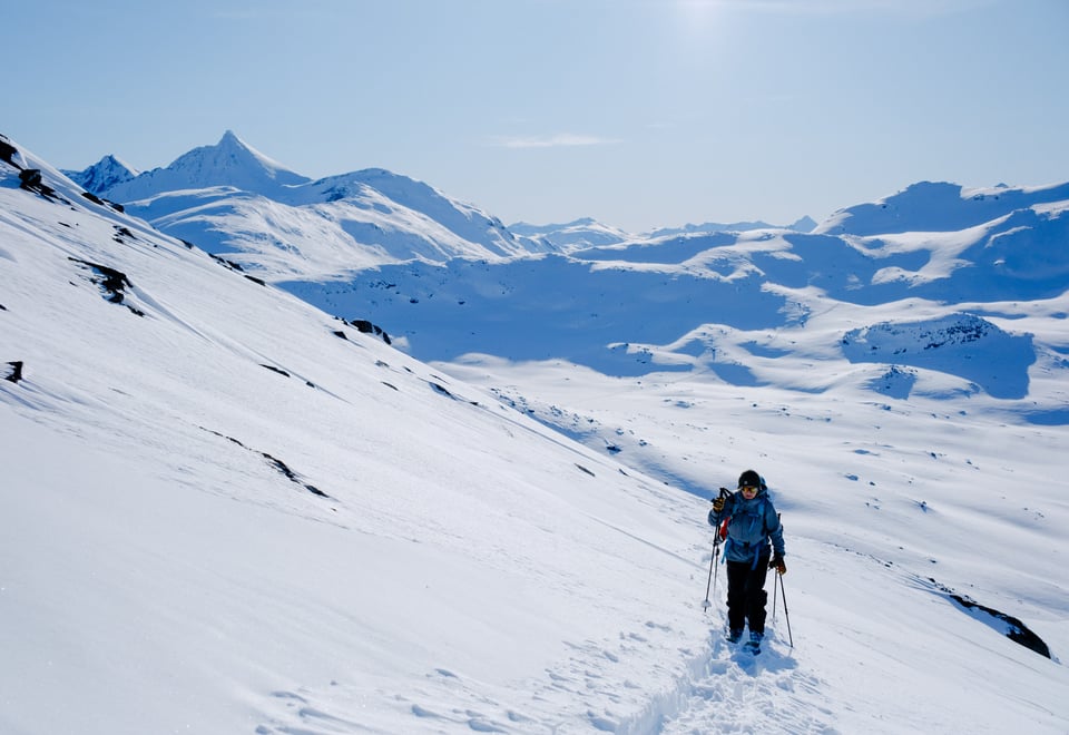 Skiløper på topptur i fjellterreng