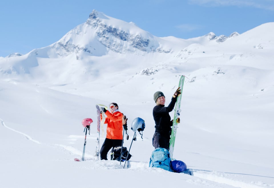 To skigåere i vakkert vinterlandskap.