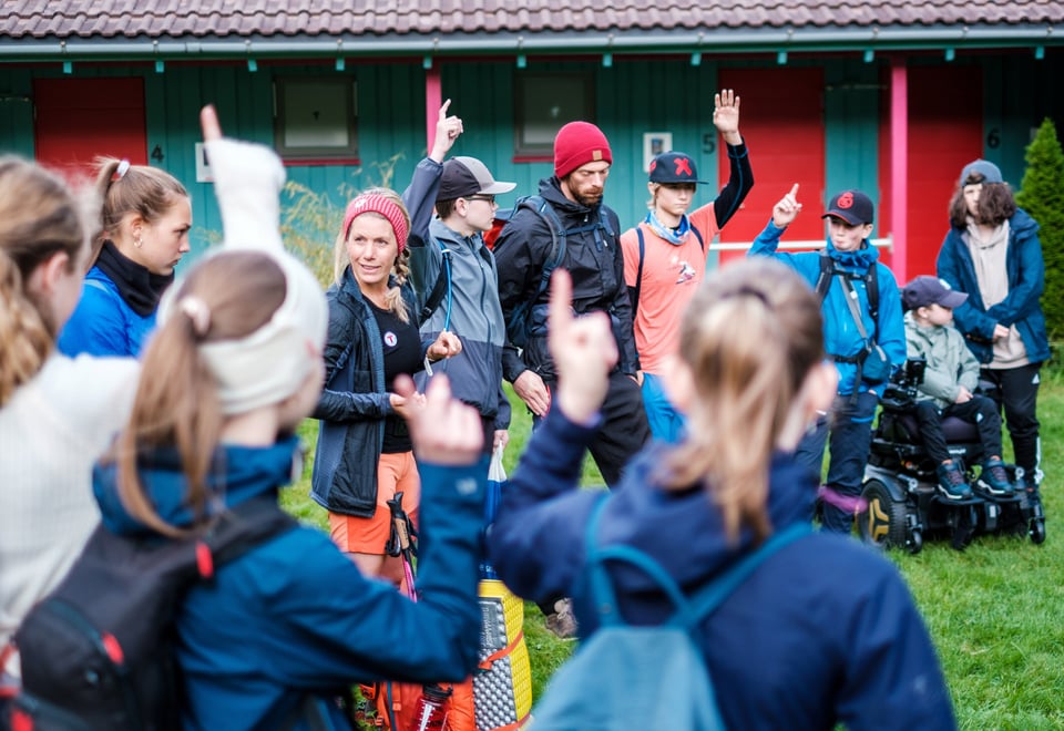 Bilder fra leirskole i Lysebotn, Lysefjorden turisthytte, september 2022. Elever fra 9. klasse på Kristianslyst skole. Leir-ansvarlig Marte Dale med rødt pannebånd.