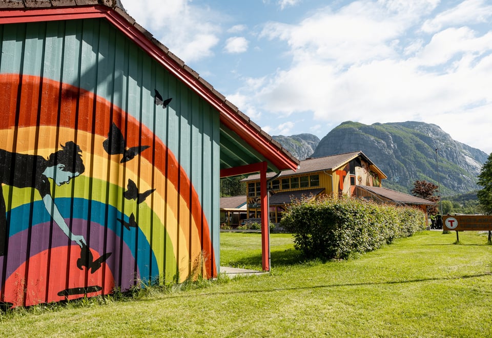 Kledningen til Lysefjorden turisthytte som er malt med en stor og flott regnbue.