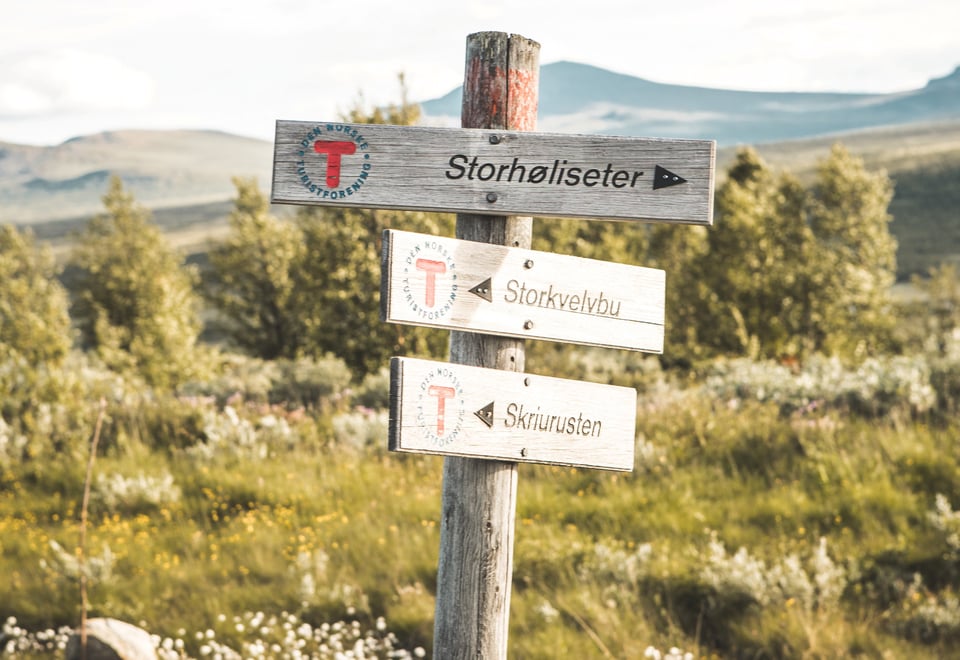 Storhøliseter 
En hytte på Omveien - den nye langruta fra Lillehammer i øst til Sognefjorden i vest, en rute hvor man krysser Fjell-Norge på tvers og får oppleve det mest spektakulære landet har å by på.