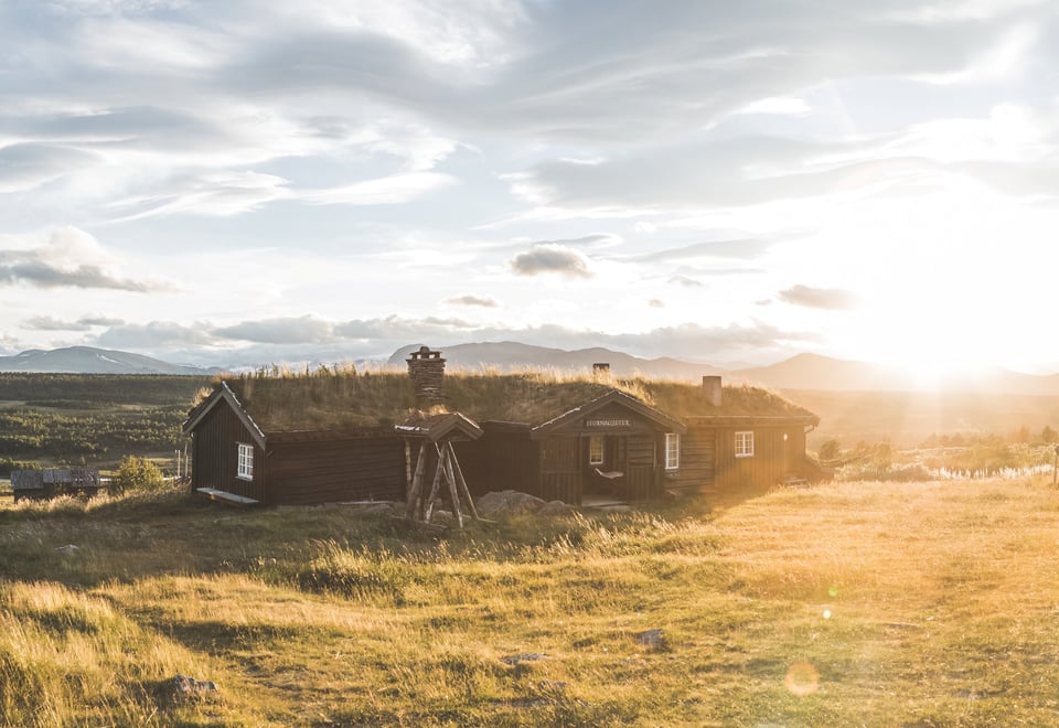 Storhøliseter 
En hytte på Omveien - den nye langruta fra Lillehammer i øst til Sognefjorden i vest, en rute hvor man krysser Fjell-Norge på tvers og får oppleve det mest spektakulære landet har å by på.