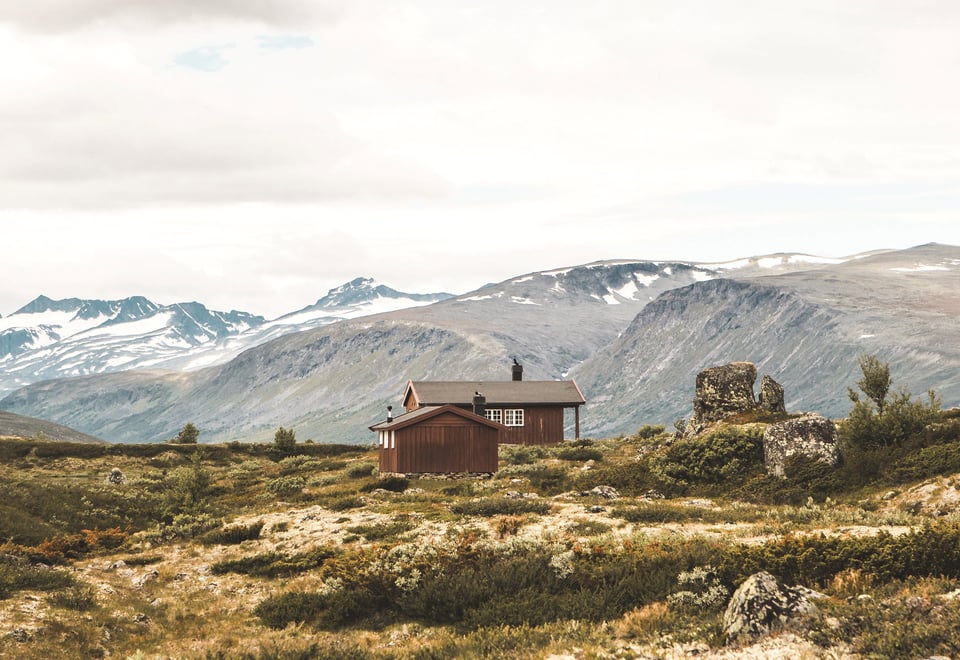 Oskampen.
En hytte på Omveien - den nye langruta fra Lillehammer i øst til Sognefjorden i vest, en rute hvor man krysser Fjell-Norge på tvers og får oppleve det mest spektakulære landet har å by på.