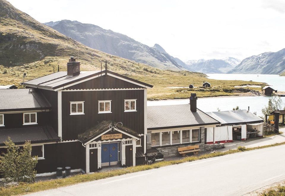 Gjendesheim
En hytte på Omveien - den nye langruta fra Lillehammer i øst til Sognefjorden i vest, en rute hvor man krysser Fjell-Norge på tvers og får oppleve det mest spektakulære landet har å by på.