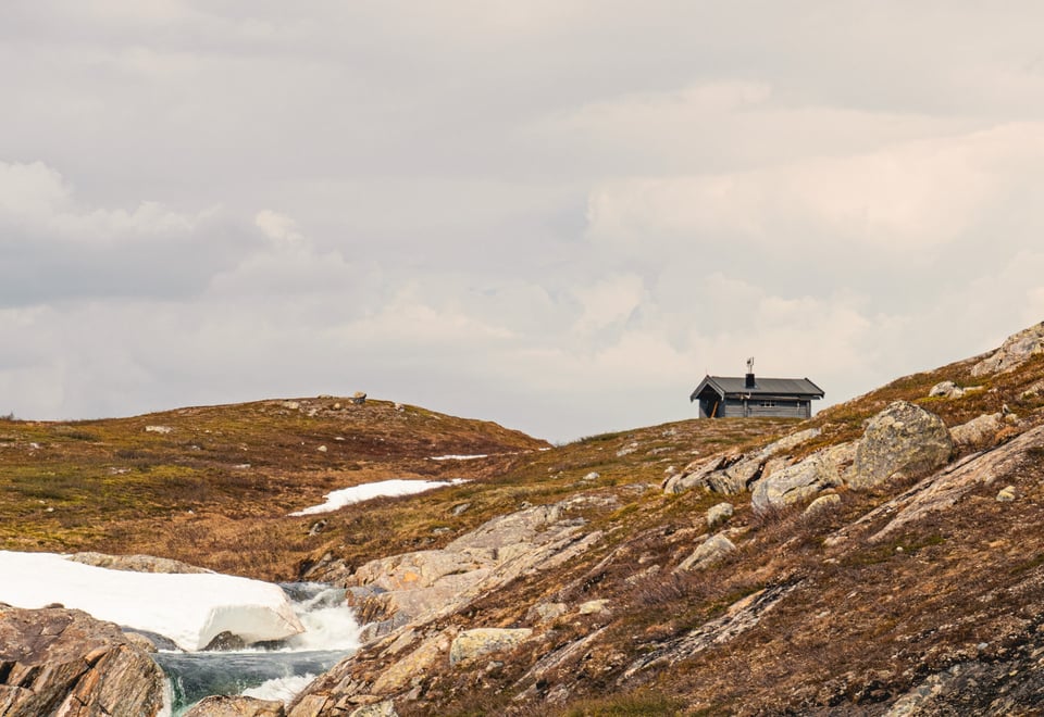 På vei fra Kvitsteindalstunet mot Virvasshytta. Kvepsendalen, Kvepsendalskoia (nødbu) kan skimtes Nordlandsruta.
