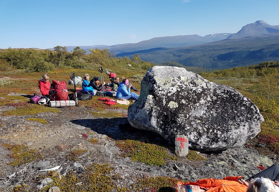 Rast ved stor stein på fellestur Saltfjellet