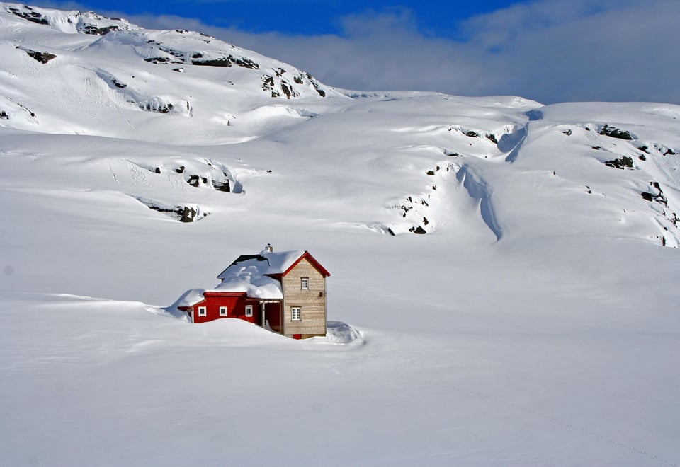 Hytta Øvre Sandvatn i Sauda. Bilde tatt en snørik vinter.