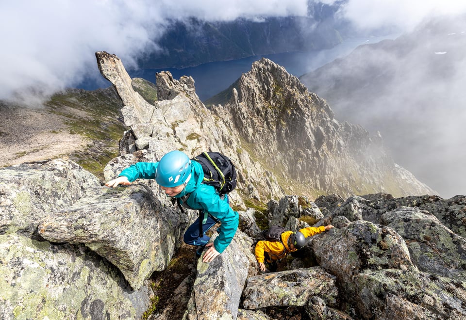 Tinderangling på Slingbys Topp med DNT Fjellsport Sunnmøre. Personer i bildet:  Finalist i DNTs fotokonkurranse sommeren 2021.