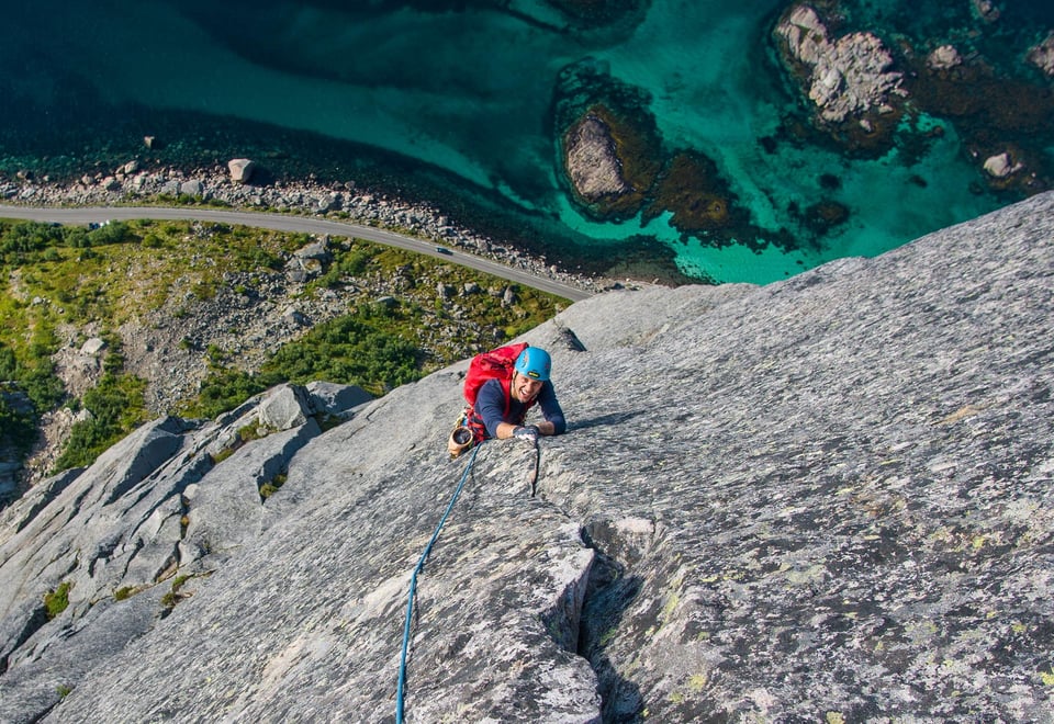 Sted: Presten, AustvÂg¯ya, VÂgan, Lofoten, Nordland, Norge. Fjellveggen Presten ligger langs Fylkesvei 816, som gÂr mellom R¯rvika og HenningsvÊr.
Klatrerute: Himmelen kan vente. Ni taulengder (ca. 350 meter), grad 6+. Bildet er tatt p Âttende taulengde, en krem av en lengde med jamming som fÂr deg til  smile og synge mens du klatrer oppover.
Dato: 20.08.2020
Klatrer: Markus Glad
Foto: Ola Roalkvam