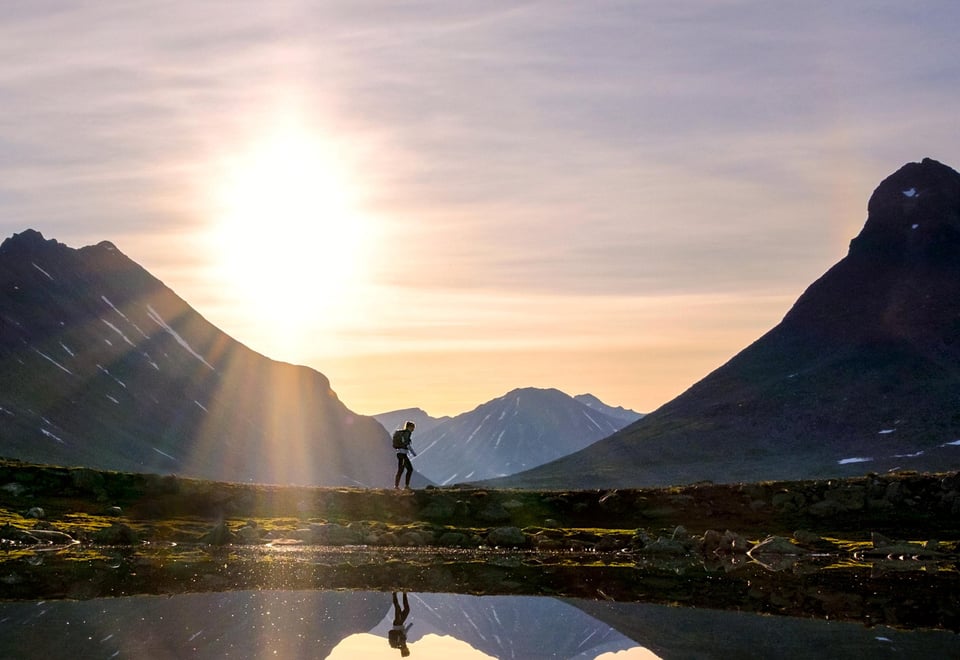 Leirvassbu med utsikt mot soloppgangen og kyrkja. @ca.pedersen Finalist i DNTs fotokonkurranse 2022. 
