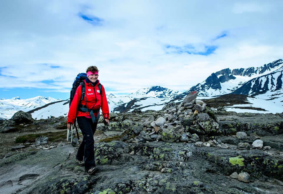 Dame går i fjellet