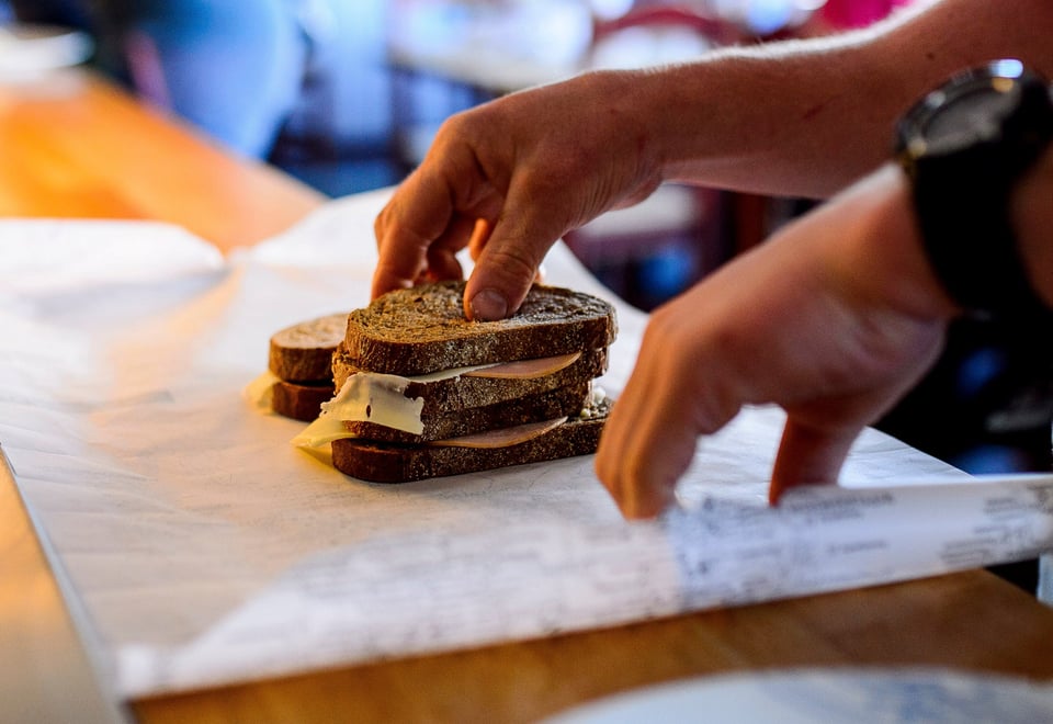 Pakking av matpakke, dobbeldekker med ost og skinke.
