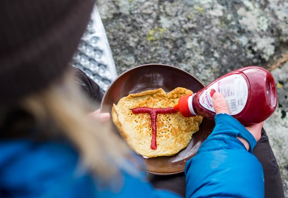Rød T på pannekake, stekt ute på primus.