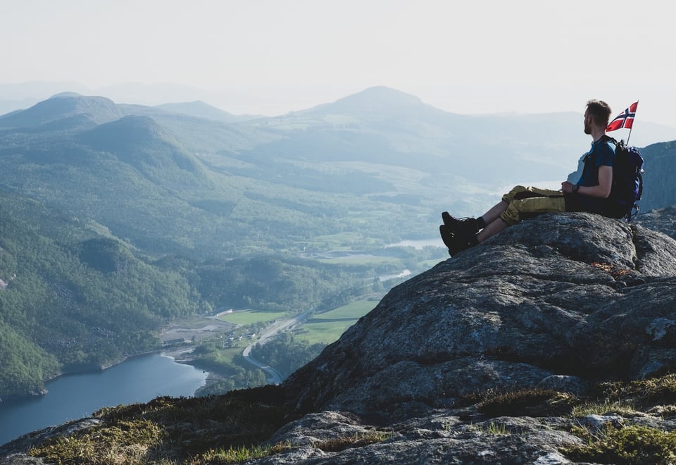 Norsk flagg. Flaggbilder. 17. mai. Utsikt over Holtaheia i Strand kommune, Ryfylkeheiane.