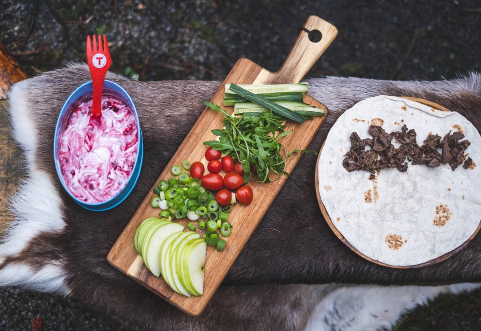 Utemat, mat på primus, mat på bål. turmat. Frokost, lunsj, middag og dessert. Turmat laget av turleder Hilde Grøtte, forfatter av boka Ete ute.