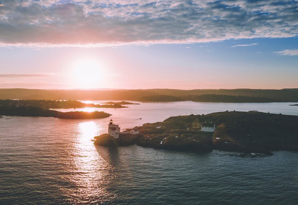 fyr i skjærgården i solnedgang