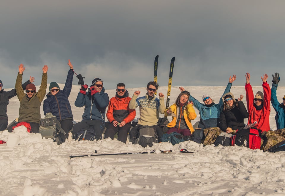 Flere unge personer i vinterklær på tur i fjellet