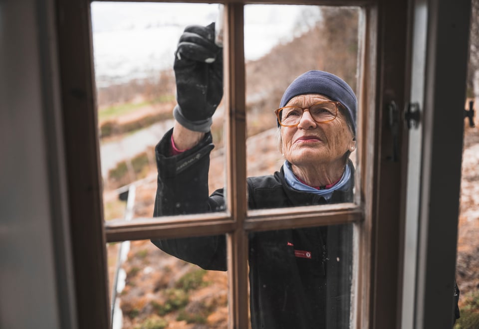 Dugnad på Gjevilvasshytta. Skifting av tak og utskiftning av vinduer.