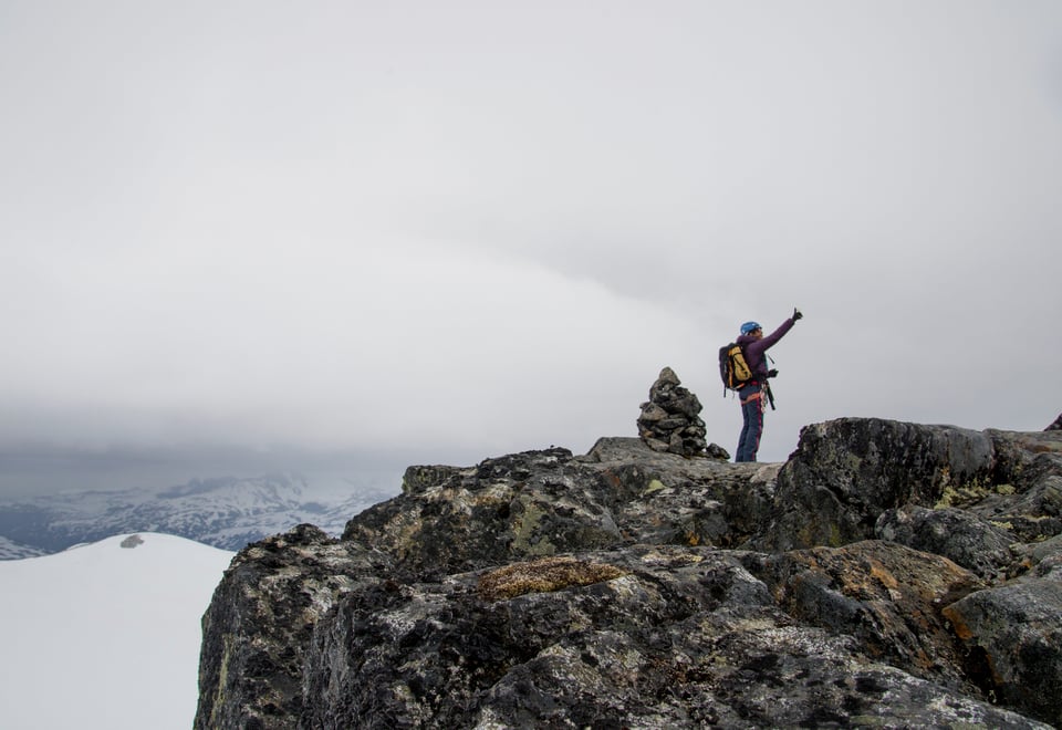 Fjellsportkurs på Sognefjellshytta sommeren 2016. Kvinnen i bildet heter Frøy Varfjell.