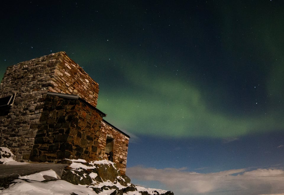 Natt på nordlysobservatoriet på Haldi Sukkertoppen i Alta