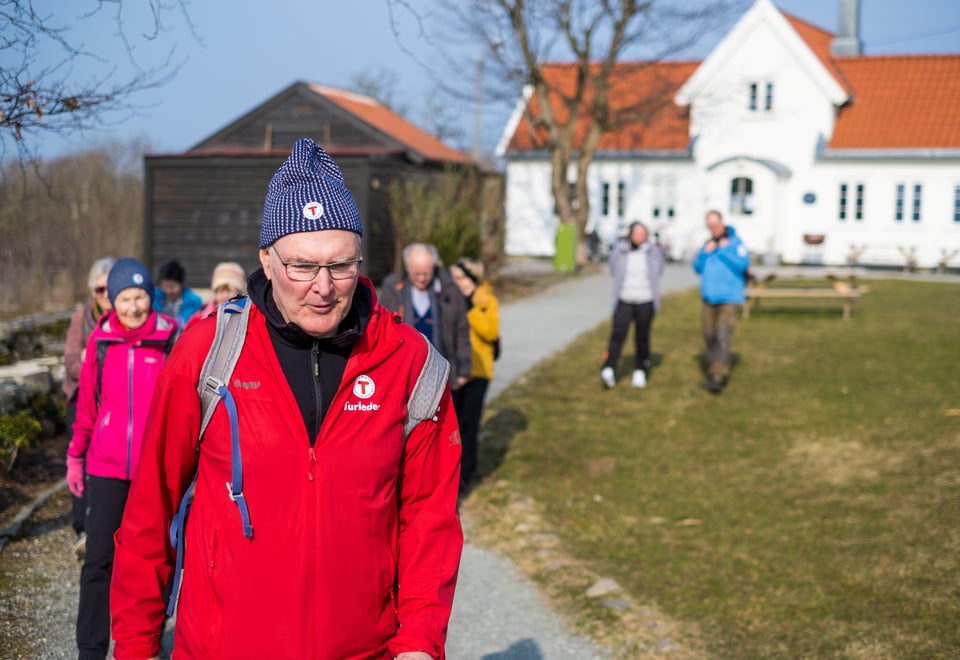 Turkafe på Byhaugen i Stavanger. Nærtur, folkehelse, senior, 60+. Turleder Jan B. Knudsen leder an fra starten ved Byhaugkafeen.