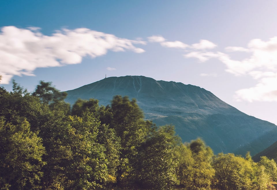Fjell i vakkert landskap