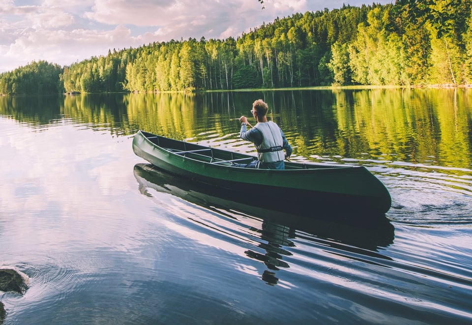 Kanopadler i skogsvann