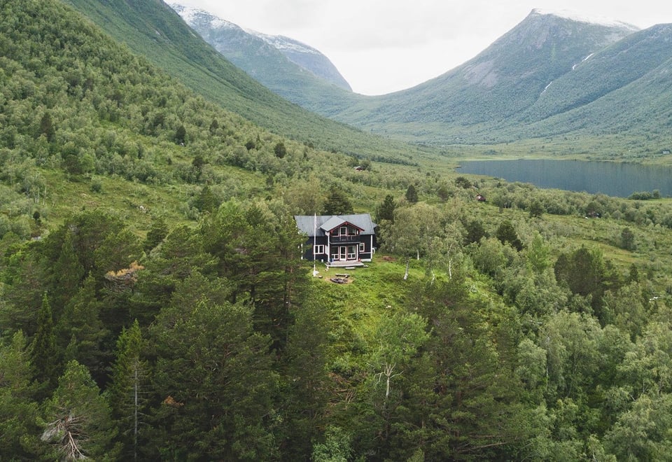 Hytte i grønt fjellandsskap