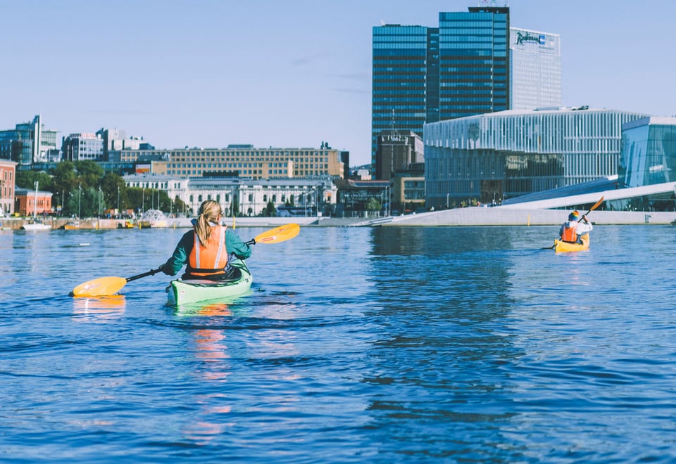 kajakkpadlere foran operaen i Oslo