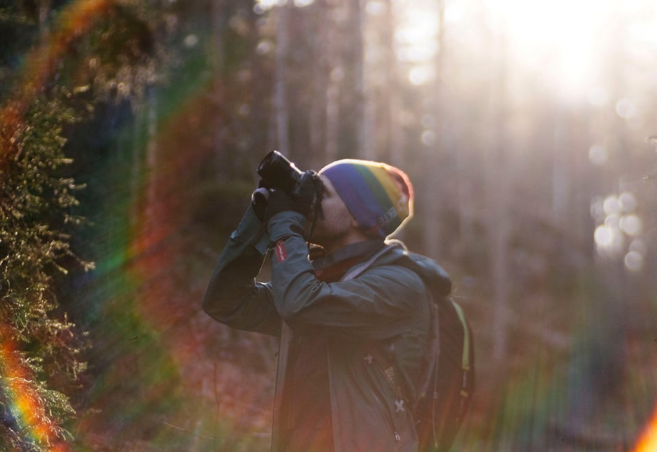 mann med kamera i skogen