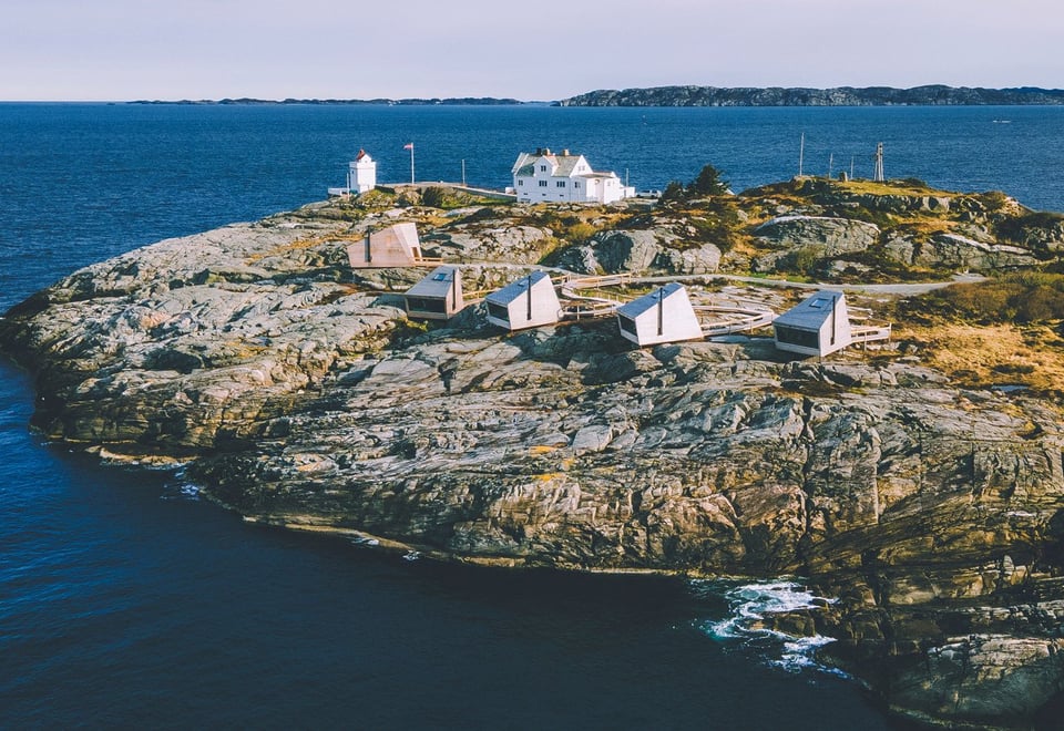 små hytter helt ute i havgapet