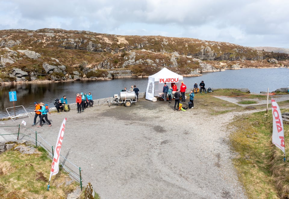 Et partytelt med folk rundt som får skjenket saft.
