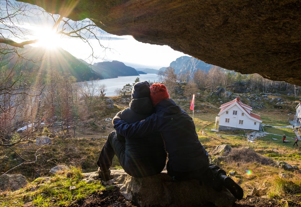 To personer som holder rundt hverandre under en fjellhylle.