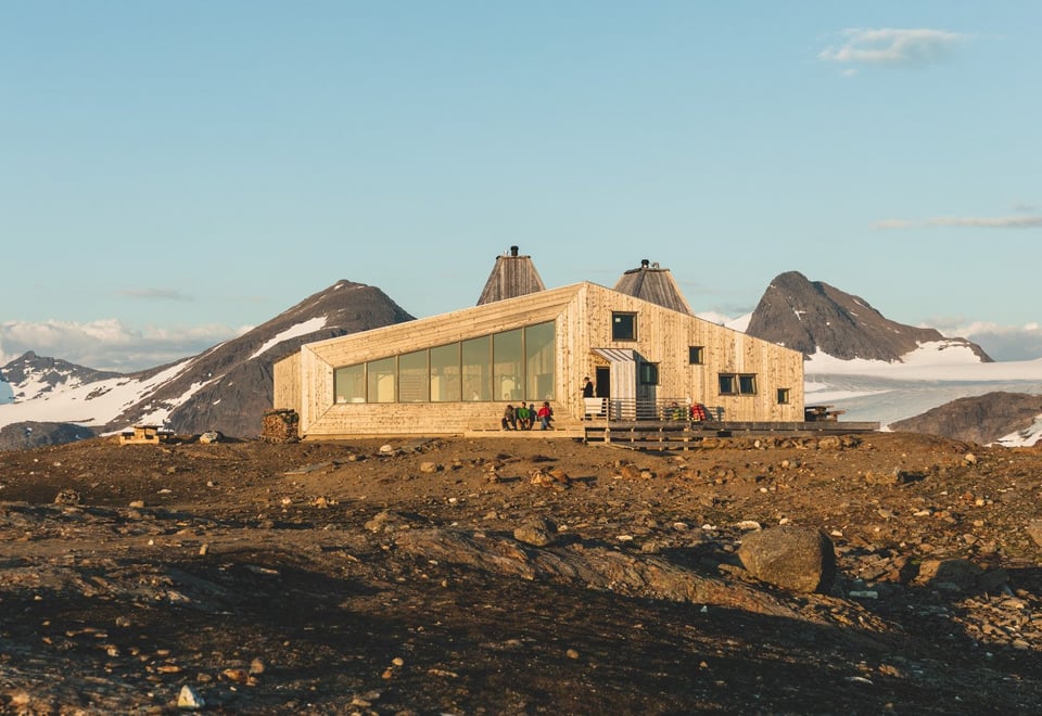 Moderne hytte i fjellandskap