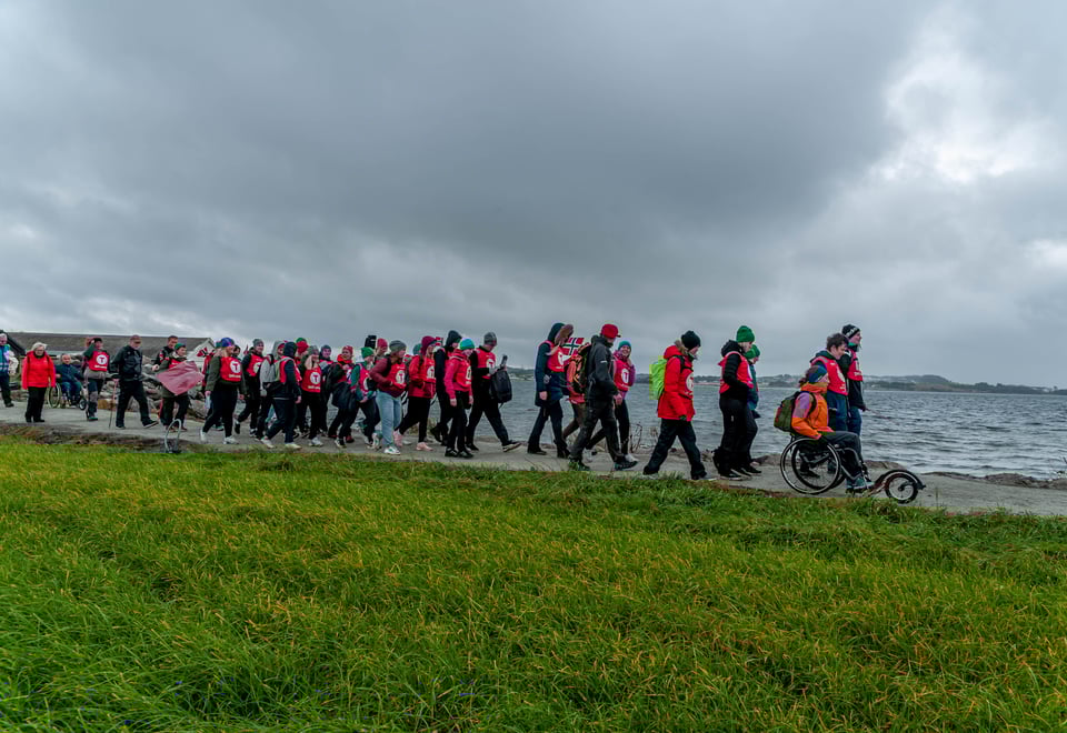 Hverdagstur med Sarah Louise Rung ved Madlasandnes under mobilitetsuken i 2020. Elever fra Bergeland Videregående skole er med på turen.
