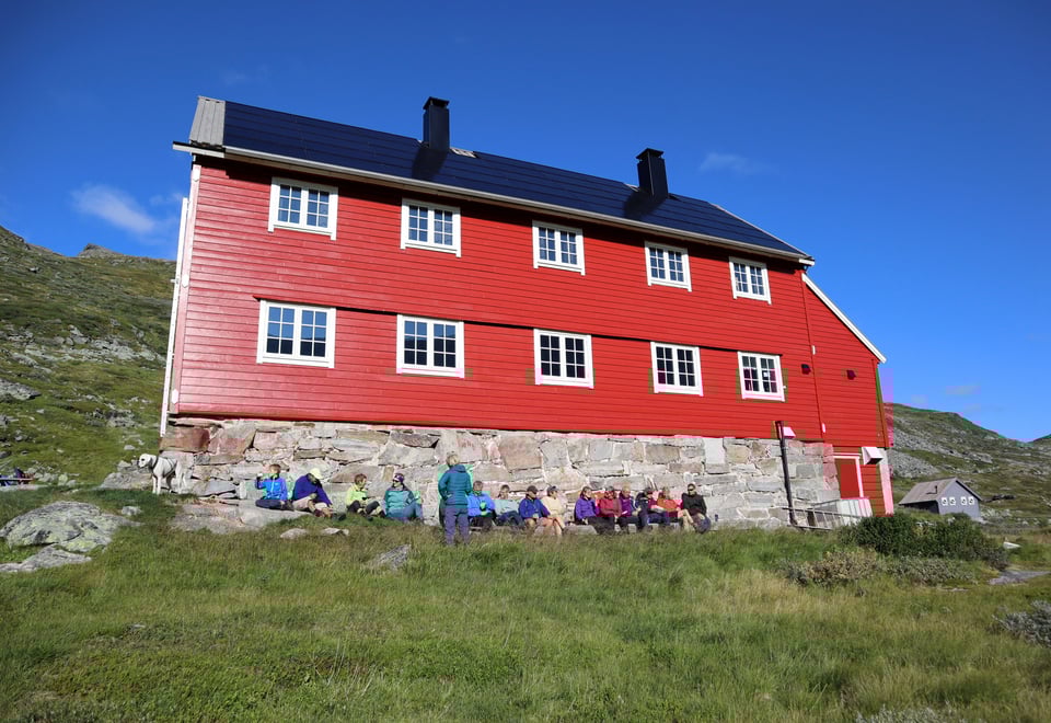 Fra tur til Stavali opp Husedalen 27. august 2022 med samarbeidsparntere og æresmedlemmer. Markering av at hytten er renovert og har fått 43 nye solcellepaneler 80 år etter at den sto ferdig.