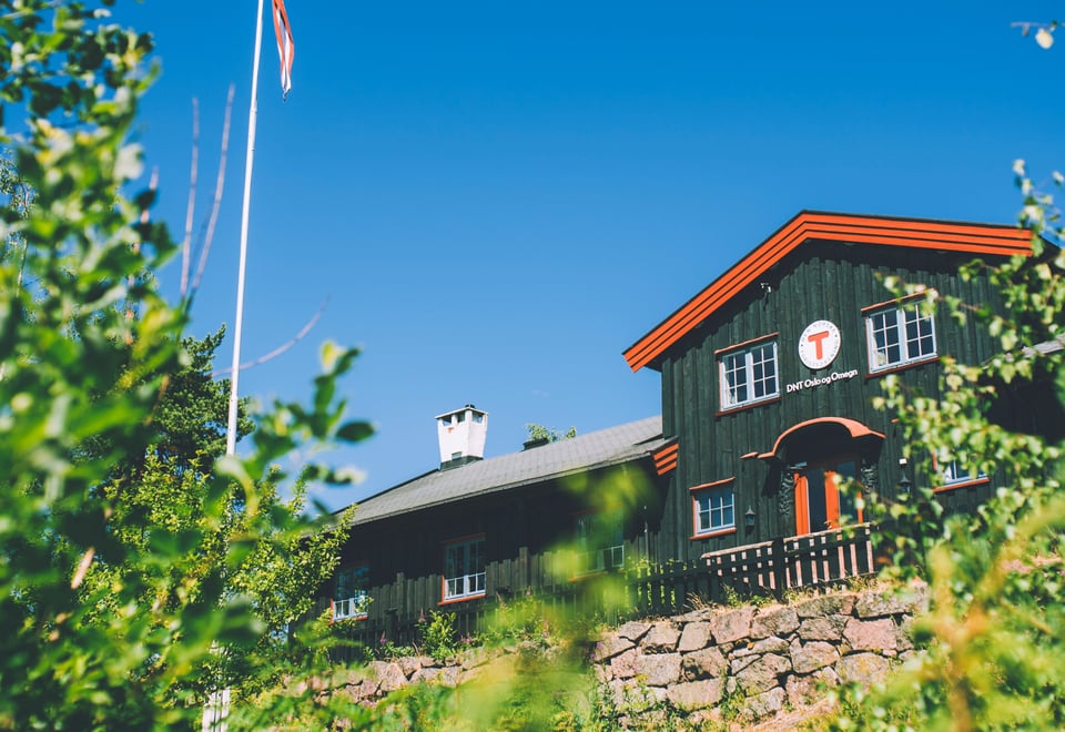 Kobberhaughytta 25. juni 2018. En dugnadsgjeng får besøk av kulturminister Trine Skei Grande. 