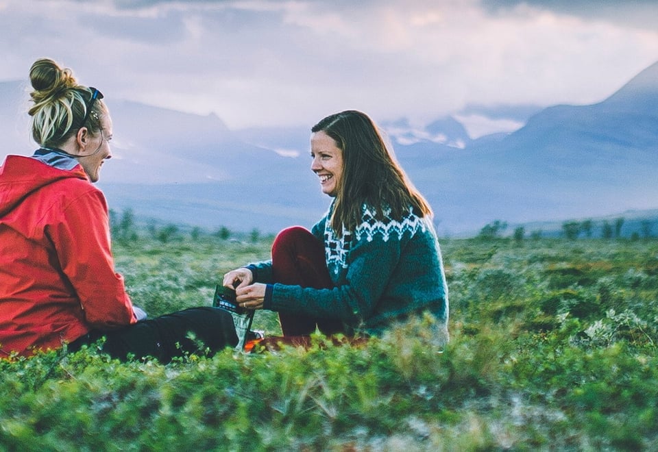 Siste uken av NRKs sommersending i 2018 gikk gjennom Indre Troms. Her søstrene Hege og Stine Schultz Heireng (Tursøstre)foran Bárros ved Goldahytta.
