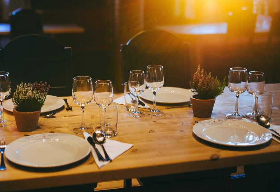 Dekket bord med tallerken