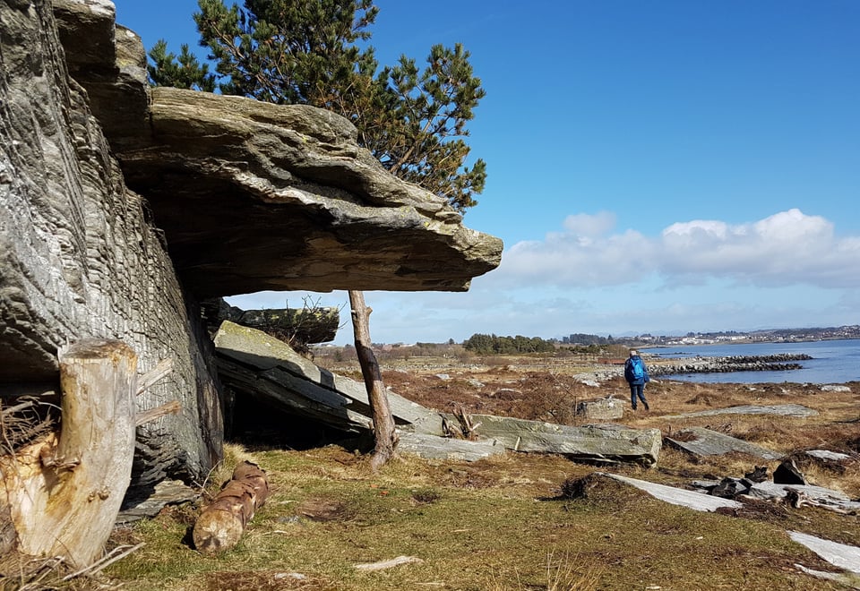 En heller som ligger ved sjøen.