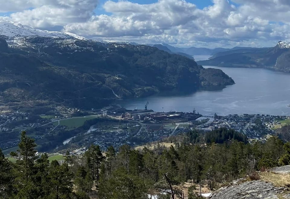 Utsikt over fjell og fjord. Foto.