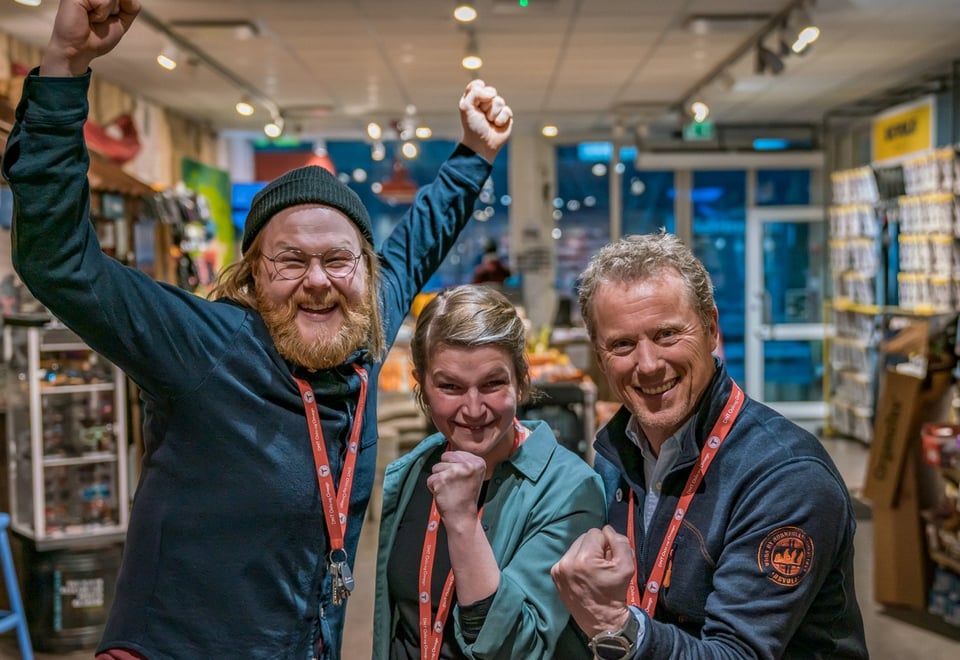 Lagbilde av tre av våre ansatte, i Storgata.